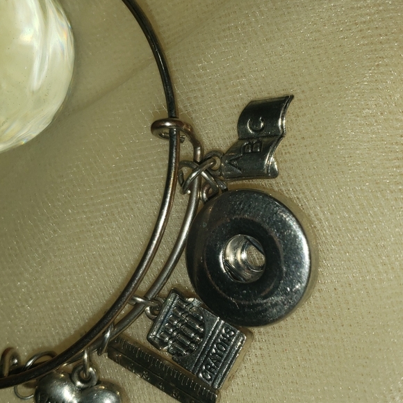 Favorite teacher charm bracelet - Picture 4 of 7